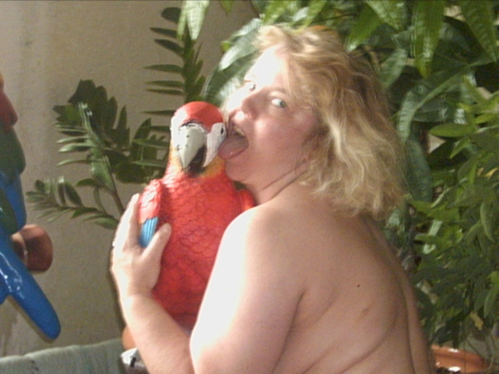 fette Frau lutscht Papagei ab